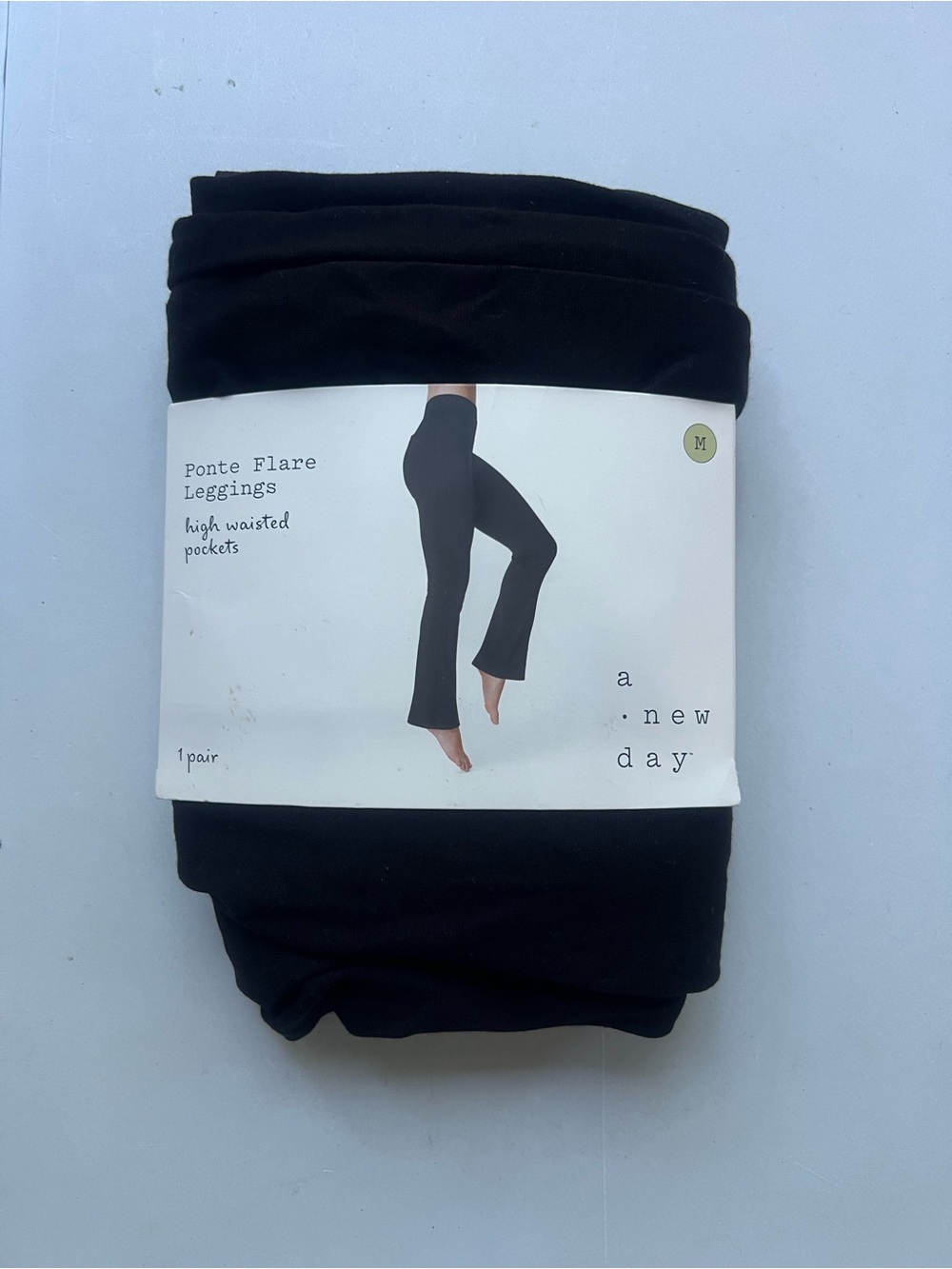 A New Day Womens Size M (8-10) Black
Ponte Flare Leggings w/ High Waist
Pockets